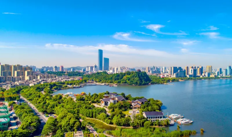 生态环境部部长黄润秋主讲“高质量发展故事汇”：向绿而兴 协同推进降碳减污扩绿增长