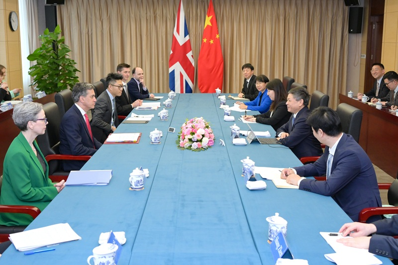生态环境部部长黄润秋会见英国能源安全与净零排放大臣米利班德