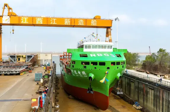 中国首艘世界最大纯电动智能集装箱海船交付